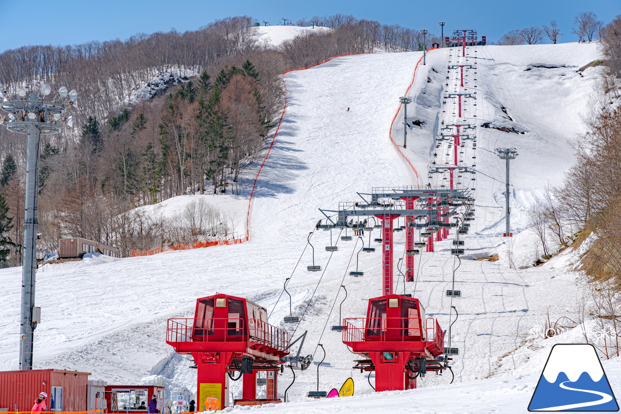 朝里川温泉スキー場｜豊富な残雪のおかげで、4月10日（日）まで営業延長中！日本海を眺めながら、のんびり春スキー＆スノーボードを楽しみましょう♪